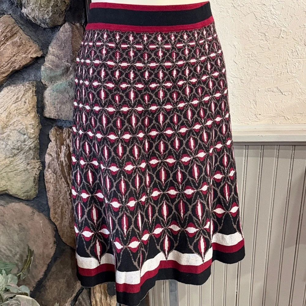 Elegant Patterned Skirt - Black and Red